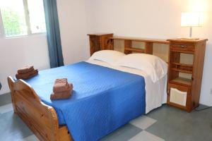 - une chambre avec un lit bleu et une table de nuit dans l'établissement Garden Suite, à Trou dʼ Eau Douce