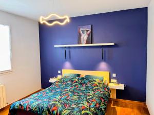 En eller flere senge i et værelse på Le Petit Paradis Lescurien + 8 billeder