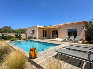 a villa with a swimming pool and a house at Domaine Villas Celia in Monticello