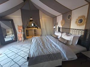 Postel nebo postele na pokoji v ubytování Erg Chebbi Luxury Package & Activities