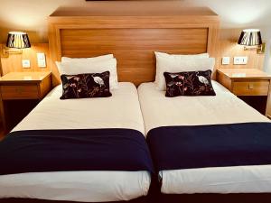 Postel nebo postele na pokoji v ubytování Cit'Hotel Le Louvre Orange