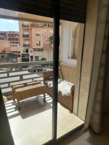 Posezení v ubytování Two Bed Luxury Appt with air conditioning parking and pool