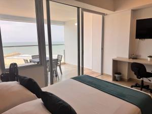 En eller flere senge i et værelse på Cartagena Suite Lujo Vista Mar 5 min Aeropuerto + 30 billeder