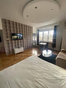 Ένα ή περισσότερα κρεβάτια σε δωμάτιο στο Skadarlija Square