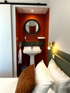 Postel nebo postele na pokoji v ubytování Cit'Hotel Le Louvre Orange