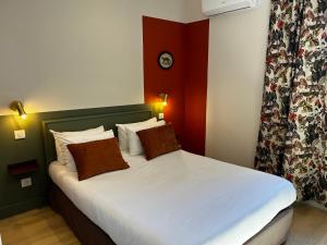 Postel nebo postele na pokoji v ubytování Cit'Hotel Le Louvre Orange