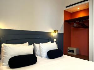 Postel nebo postele na pokoji v ubytování Cit'Hotel Le Louvre Orange