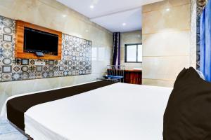 Voodi või voodid majutusasutuse Hotel O Shiv Sai Residency Lodging & Boarding toas