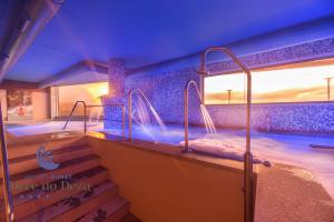 ein Schwimmbecken mit Treppe, die zu einem Whirlpool führt in der Unterkunft Hotel Spa Norat Torre Do Deza 4* Superior in Lalín