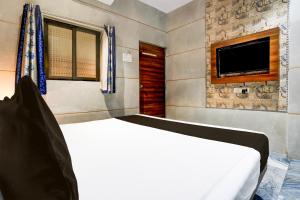 Voodi või voodid majutusasutuse Hotel O Shiv Sai Residency Lodging & Boarding toas