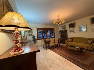 a living room with a lamp on a table at Casa Genny in Ventimiglia