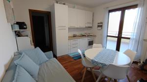 Kuchyň nebo kuchyňský kout v ubytování Le Terrazze - 2 rooms flat with a pool and a terrace with a stunning lake view + 13 fotografií