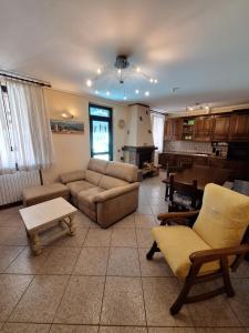 un soggiorno con un divano, sedie e un tavolo di Casa Luciana - Comfort a Lucca con Parcheggio a Lucca