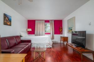 TV a/nebo společenská místnost v ubytování Croft Inn Motel
