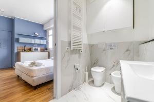 bagno bianco con letto e lavandino di Città Studi design apartments by Rentopolis a Milano Altre 47 foto