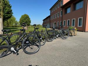 a row of bikes parked next to a building at Tenuta Santomè in Biancade