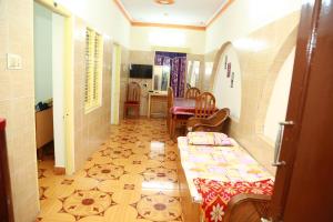 イェーラギリにあるYelagiri SJR Residencyの廊下(テーブルと椅子付)