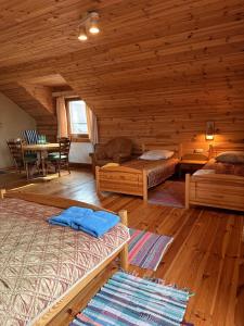 a log cabin with two beds and a table at Gospodarstwo Pytlówka Sokalski Michał in Tarczek