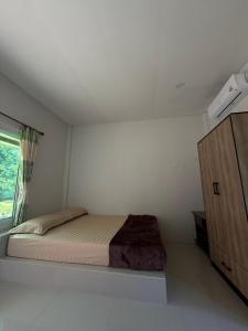 Ένα ή περισσότερα κρεβάτια σε δωμάτιο στο PhaluaiHomestay พะลวยโฮมสเตย์