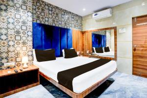 Voodi või voodid majutusasutuse Hotel O Shiv Sai Residency Lodging & Boarding toas