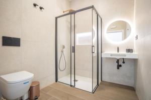 バレンシアにあるValencia Central Flats-Elegante, junto al Roig Arenaのシャワー、トイレ、洗面台を備えたバスルーム