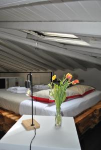 En eller flere senge i et værelse på La Terrazza dell’ODEON