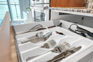 Gallery image of Cozy Unit Near Scotiabank Arena, MTCC & Rogers Centre in Toronto