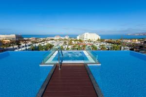 Бассейн в Tigotan Lovers & Friends Playa de las Americas - Adults Only (+18) или поблизости