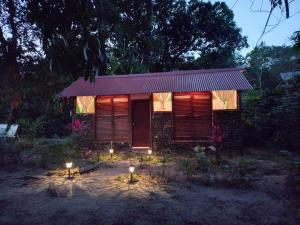 una piccola casa con le luci davanti di Camping Zona A dentro del PNN Tayrona a Santa Marta
