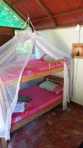 una camera con 2 letti a castello e zanzariere di Camping Zona A dentro del PNN Tayrona a Santa Marta Altre 11 foto