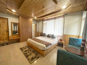 Postel nebo postele na pokoji v ubytování Hotel Old Manali by Himalayan Hotels, with Mountain View, Balcony, Terrace and Parking
