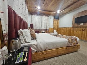Postel nebo postele na pokoji v ubytování Hotel Old Manali by Himalayan Hotels, with Mountain View, Balcony, Terrace and Parking