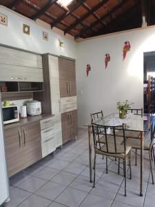 a kitchen with a table and chairs in a room at Chácara Recanto Vida casa 1 in Mogi das Cruzes