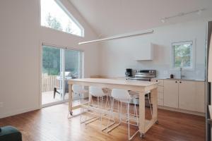 Una cocina o zona de cocina en Chalets OST Shefford FORFAIT GROUPE