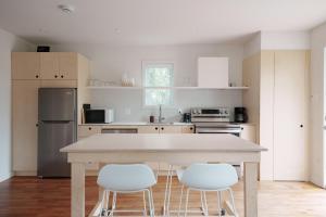 Una cocina o zona de cocina en Chalets OST Shefford FORFAIT GROUPE