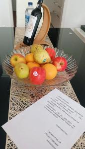 un bol de fruta en una mesa con un trozo de papel en Valley Apartamentos T1, en Vila Nova de Foz Cõa 4 fotos más