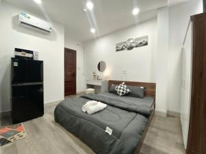 a bedroom with a large bed in a room at Pony Bliss Haven - Sư Vạn Hạnh in Ho Chi Minh City