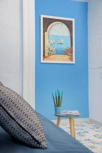 una camera con un letto con una foto e un tavolo di Casa Gradoni Anema e Core - De Vivo Realty a Meta