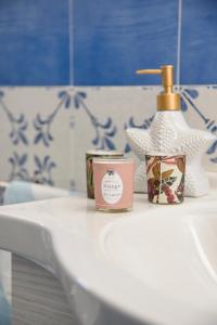 bagno con lavandino e bottiglia di sapone di Casa Gradoni Anema e Core - De Vivo Realty a Meta