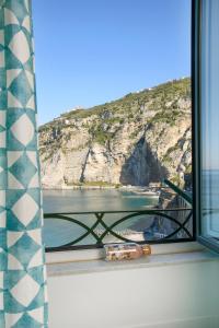 una finestra con vista su una spiaggia e sull'oceano di Casa Gradoni Anema e Core - De Vivo Realty a Meta