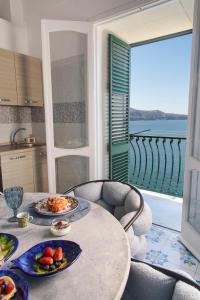 un tavolo con due piatti di cibo sopra di Casa Gradoni Anema e Core - De Vivo Realty a Meta