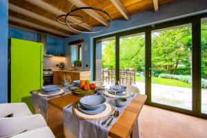 a dining room with a table and a kitchen at Ca da la Butina in Mergozzo