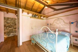 a bedroom with a metal bed in a room at Ca da la Butina in Mergozzo