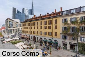 une vue d'une rue dans une ville avec des bâtiments dans l'établissement Fiori 3 Apartment, à Milan