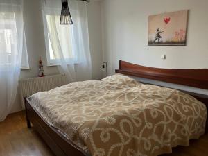 a bedroom with a bed and a picture on the wall at Stilvolle 3,5-Zimmer-Wohnung in Ilvesheim in Ilvesheim