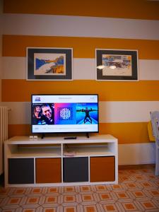 TV a/nebo společenská místnost v ubytování Primula Pianezza