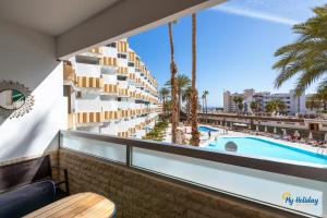 Bazén v ubytování Lenas Modern Apartment nebo v jeho okolí