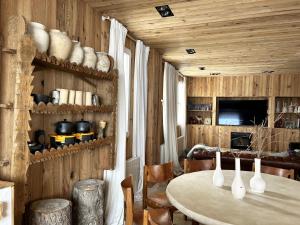 a dining room with a table and wooden walls at Nevada suites Dúplex con vistas y acceso a pista in Sierra Nevada