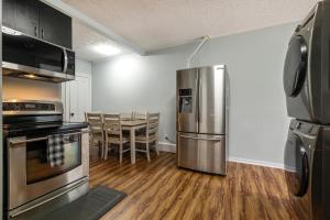 Η κουζίνα ή μικρή κουζίνα στο Spacious Urban Gem Steps from the Pier Parking