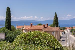 una strada in una città con case e alberi di Ferienwohnung für 6 Personen ca 74 qm in Sveti Vid-Miholjice, Kvarner Bucht Krk a Sveti Vid-Miholjice